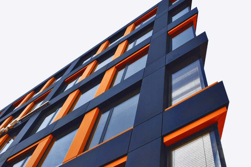 Facciata di edificio moderno con finiture di pregio
