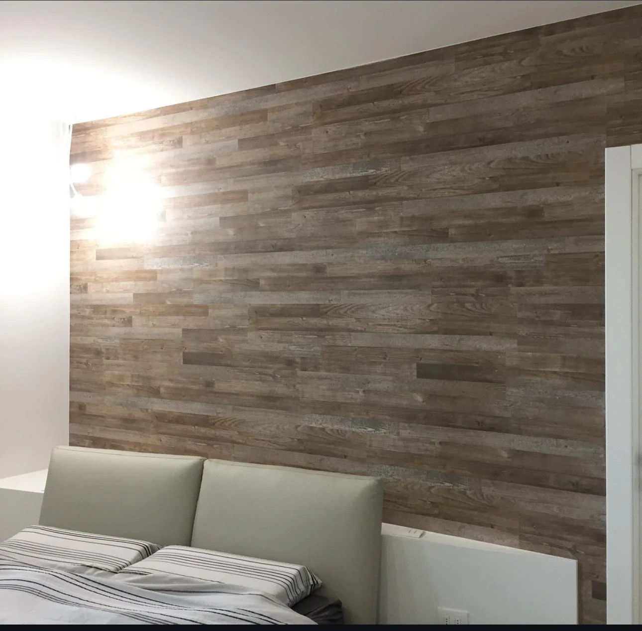 Parete interna con rivestimento decorativo in listelli di legno